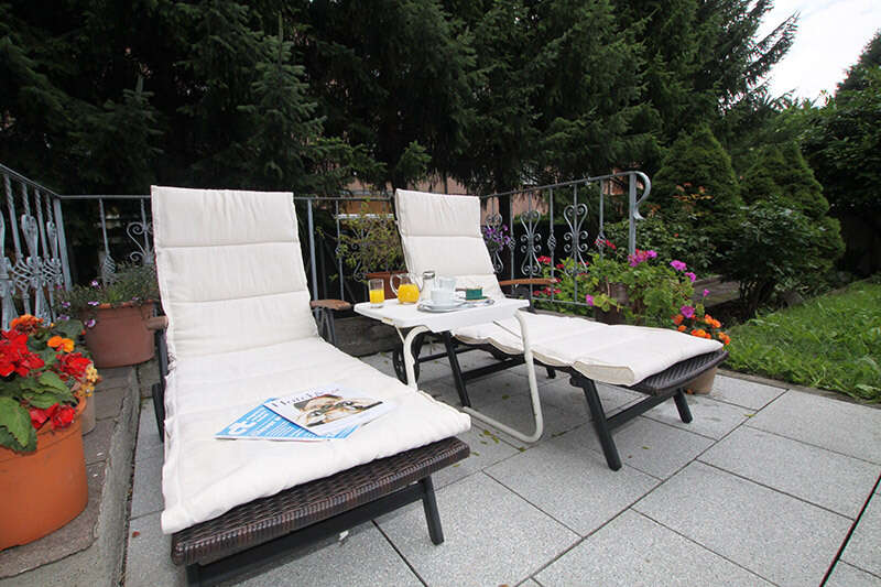 Sonnenliegen auf der Terrasse in Pension Prantner