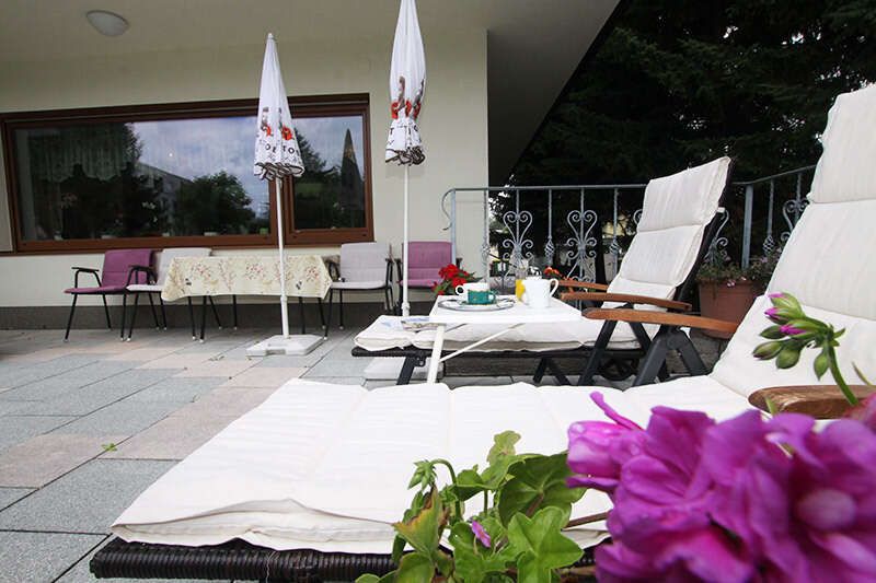 Terrasse mit Liegestühlen und Sitzgelegenheit 