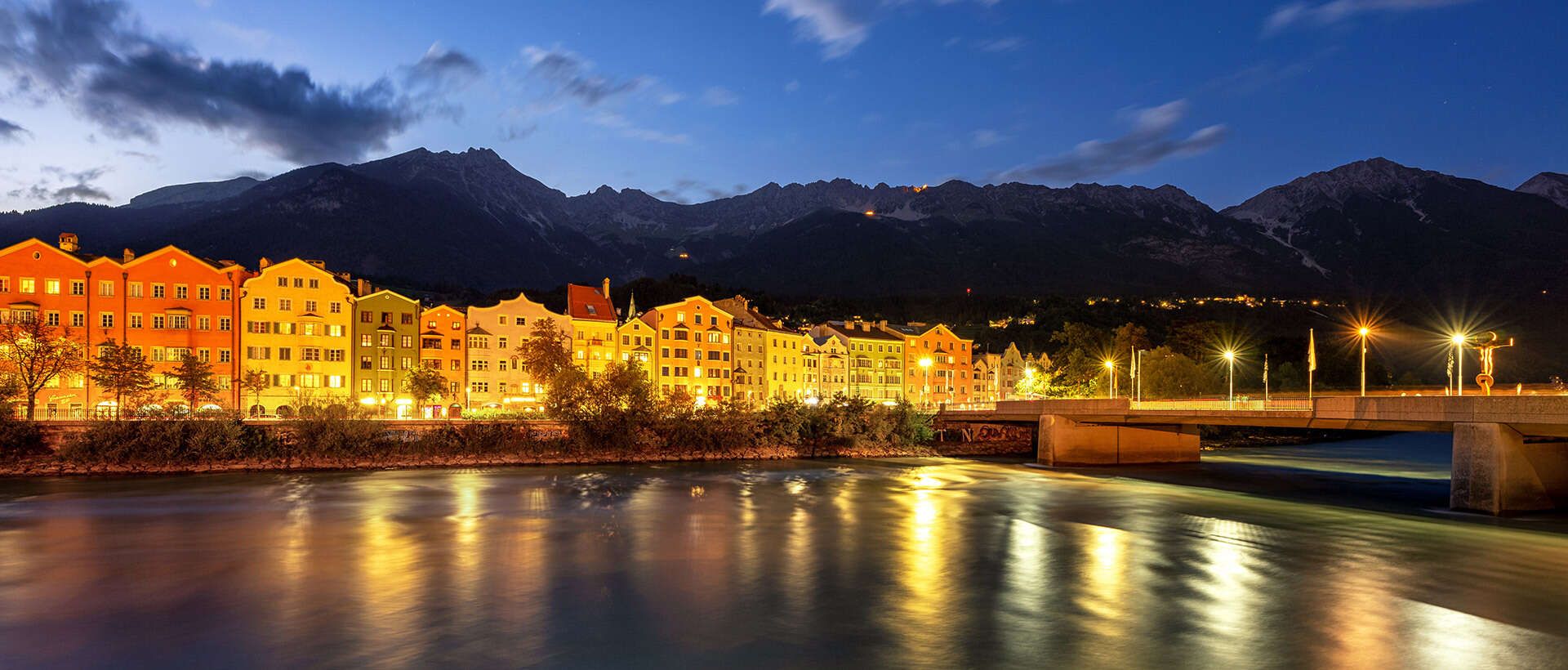Mariahilf in Innsbruck am Abend mit der Nordkette im Hintergrund 