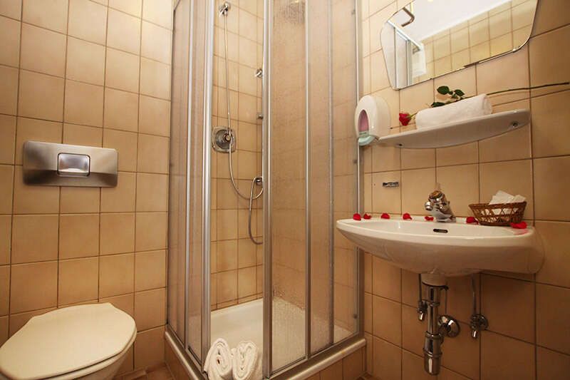 Badezimmer mit Dusche und WC 