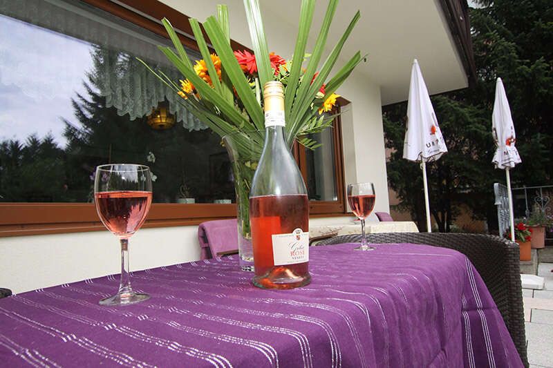 Gartentisch mit Getränken 