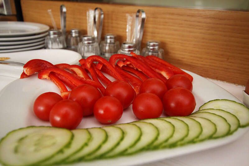 Paprika, Tomaten und Gurke zum Frühstück