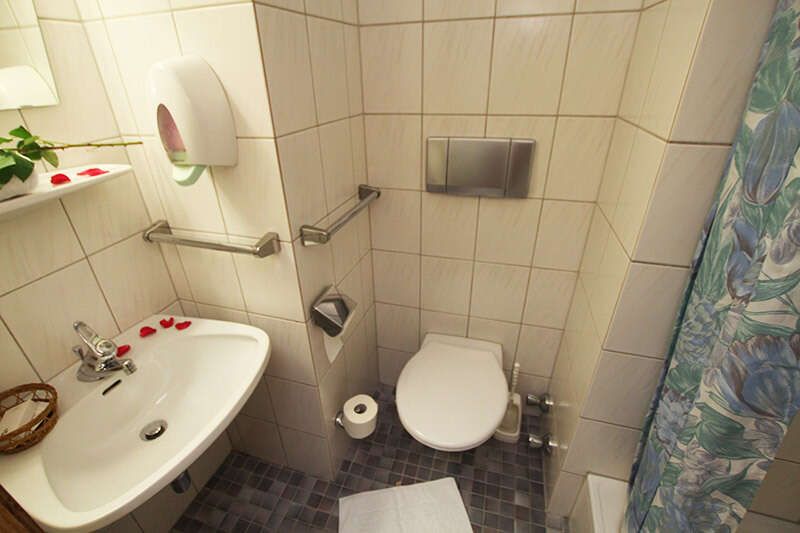 Badezimmer mit WC im Einzelzimmer in der Pension Prantner