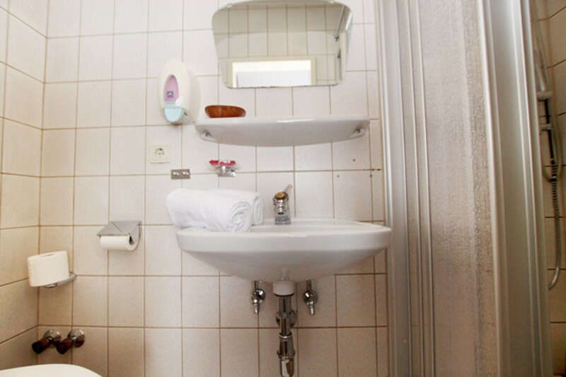 Bad mit Dusche, Waschbecken und WC