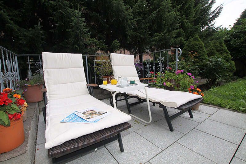 Sonnenliegen auf der Terrasse in Pension Prantner