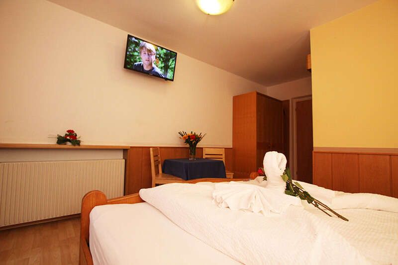 Doppelzimmer mit Fernseher
