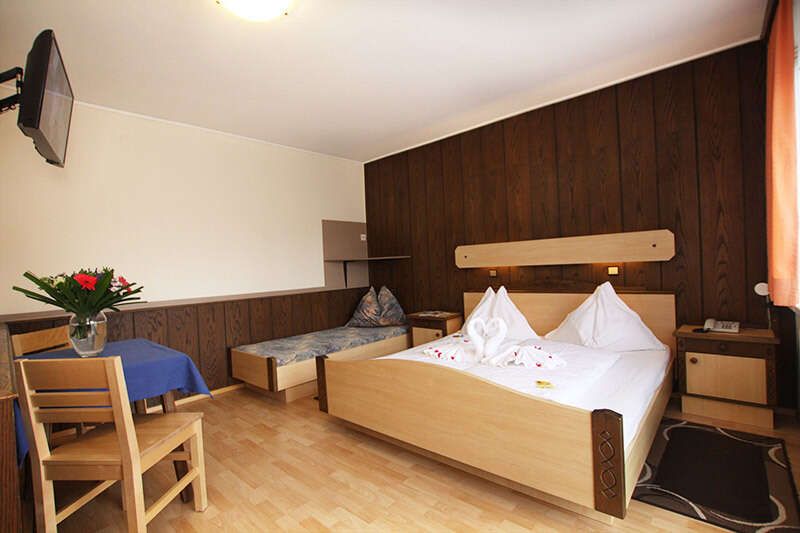 Dreibettzimmer mit Doppelbett und Einzelbett