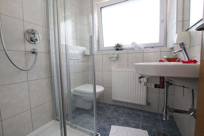 Badezimmer mit Dusche und WC