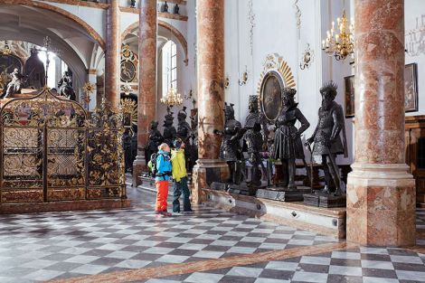 Kaiserliche Hofkirche im Inneren mit den schwarzen Mandern