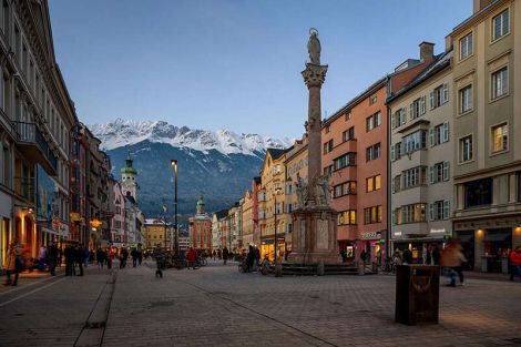 Maria-Theresien-Straße am Abend