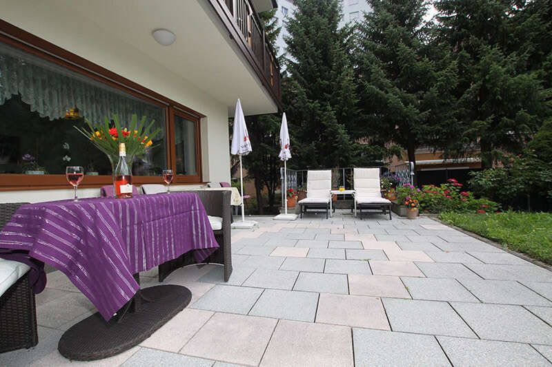Terrasse mit Garten von der Pension Prantner in Innsbruck