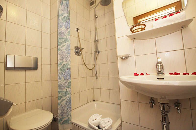 Badezimmer mit Dusche und WC in der Pension Prantner